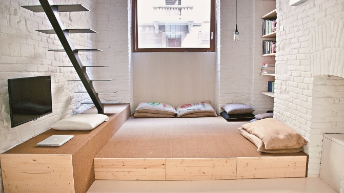 Nas laterais do apartamento, o ateliê R3Architetti rasgou duas grandes janelas, de modo a permitir a máxima entrada de luz