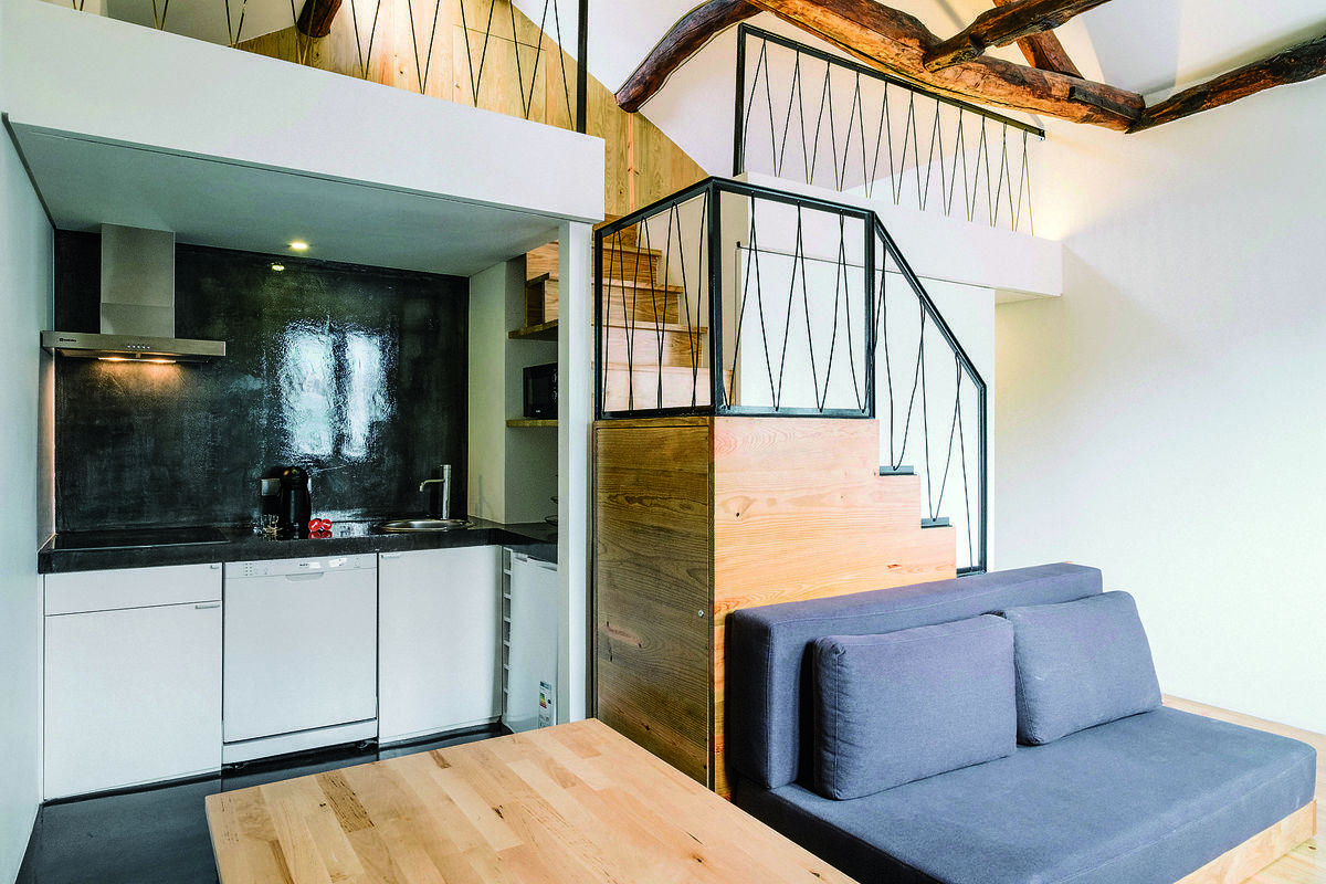 No Porto, coube à arquiteta Rosa Sobral, da Oporto Rental Management, reabilitar um apartamento num prédio dos anos 1970