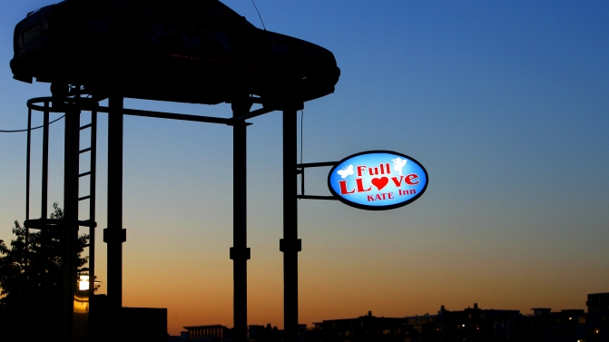 E que tal dormir num carro? Visitar Amesterdão pode ter um gosto especial quando se passa a noite num carro familiar transformado em quarto de hotel, no cimo de quatro estacas. Foi decorado pelo artista italiano Federico D'Orazio (REUTERS/Robin van Lonkhuijsen)