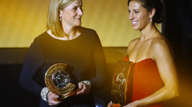 Carli Lloyd (à dir. na imagem), jogadora dos Houston Dash e capitã da selecção norte-americana de futebol que se sagrou campeão do mundo em 2015, no Canadá, foi eleita melhor jogadora do mundo pela FIFA. A norte-americana Jill Ellis (à esq.) é a vencedora do prémio de Melhor Treinador de Futebol Feminino de 2015. (REUTERS/Ruben Sprich)