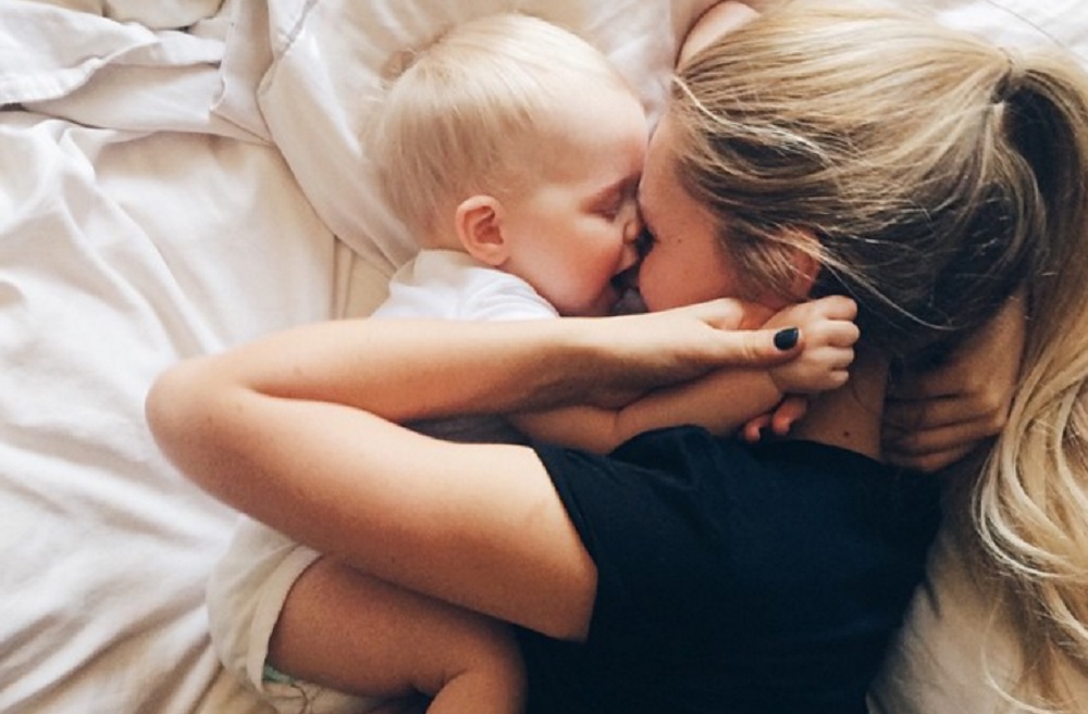 Cientistas defendem que o uso constante do telemóvel por parte da mãe afeta o desenvolvimento do bebé (Foto: taylergolden Instagram)