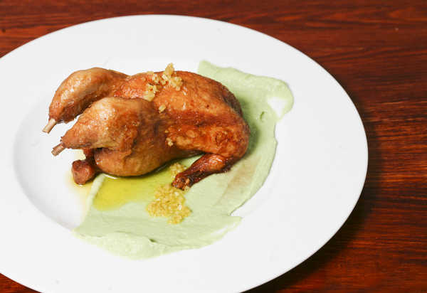 Franguinho, puré de favas e conserva de limão (Leonardo Negro / Global Imagens)