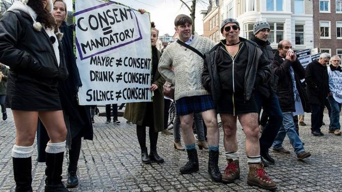 (Facebook AKSIE: Mannen in minirok)