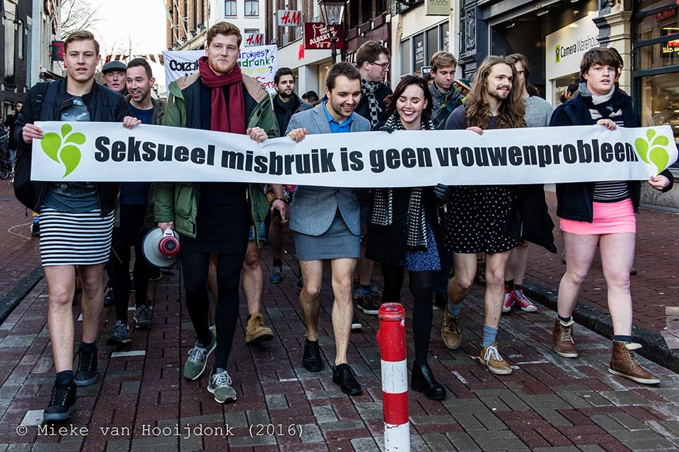 Centenas de homens saíram às ruas de Amesterdão, vestidos de minissaia, como forma de solidariedade com as vítimas dos ataques sexuais na cidade alemã de Colónia, e outras europeias, na noite da Passagem do Ano.