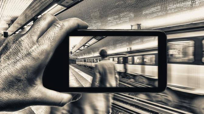 Veja aqui as fotos com seis dicas para passar o tempo nos transportes públicos (Shutterstock)