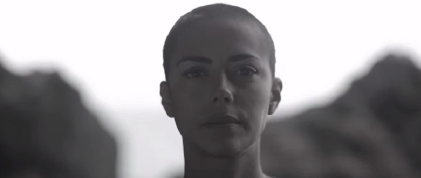 Sofia Ribeiro rapa o cabelo na praia