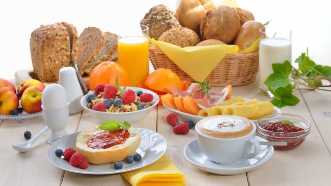 Mais calorias ao pequeno almoço. Cientistas em Israel descobriram que as mulheres com peso a mais que ingeriram mais calorias ao pequeno almoço e menos ao jantar perderam mais peso e tiveram maiores reduções da medida da cintura do que aquelas que tiveram comportamento contrário, mesmo quando o total de calorias diárias era idêntico (Foto: Shutterstock)