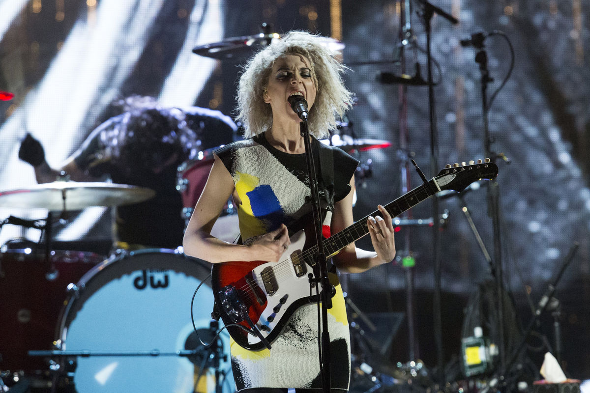 St. Vincent desenhou uma guitarra só para mulheres