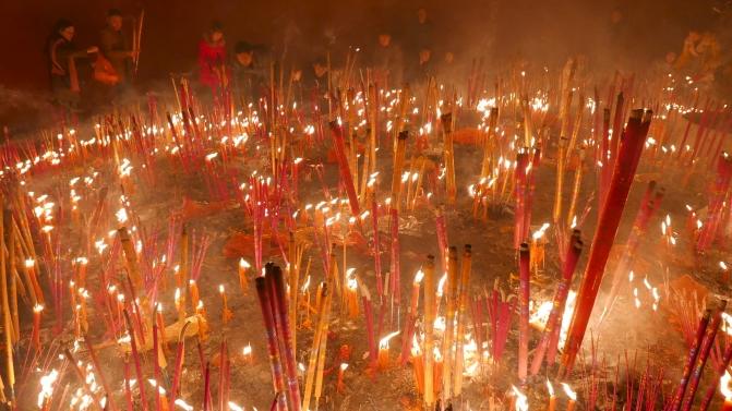Pessoas queimam incenso e rezam para ter sorte e fortuna no primeiro dia do ano novo chinês (REUTERS)
