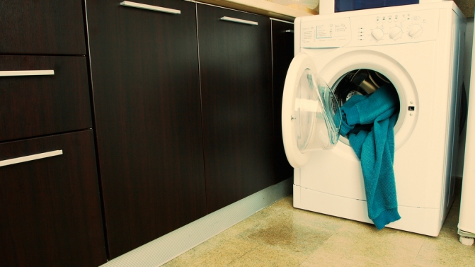 Em cima da máquina de lavar roupa (será que resulta na centrifugação?)