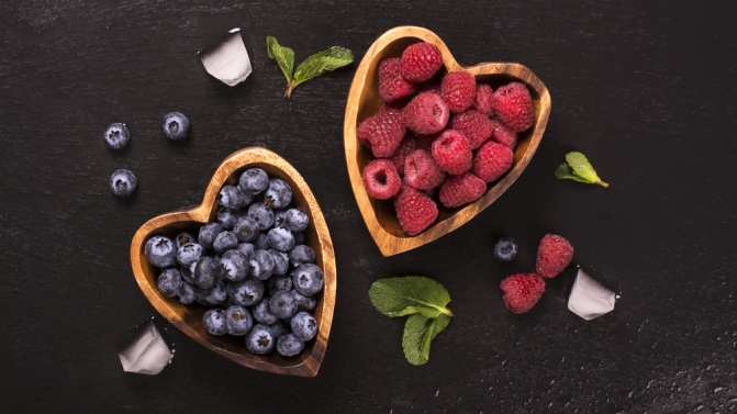 Fruta fresca e um porção de queijo magro individualizado