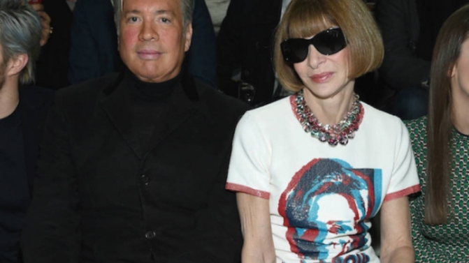 Anne Wintour com a T-shirt de Marc Jacobs.