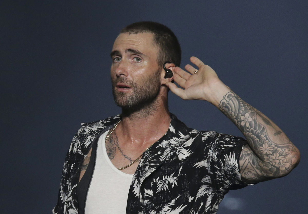 Adam Levine passa aniversário sozinho e de cortinas fechadas (Reuters)