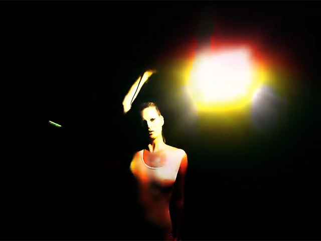 Kate Moss dança sensual para videoclip dos Massive Attack