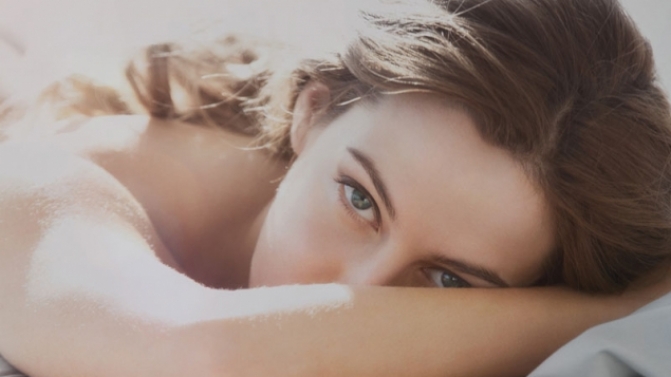 Neta de Elvis, o ícone sexual (obscuro) da televisão. O diário espanhol 'El País' escreve que Kiley Reough, filha de Lisa Marie Presley, protagoniza da série 'The Girlfriend Experience', exibida num canal por cabo norte-americano, e rompe elogios dos críticos pelo seu papel enquanto estudante de Direito que tem uma vida dupla como prostituta de luxo. A sua interpretação é “tão detalhada e requintada que merece ser comparada com alguns dos grandes papéis de figuras obscuras na história do cinema e da televisão”, diz o crítico Matt Zoller.