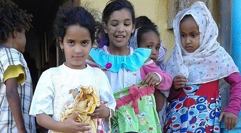 Vestidos floridos portugueses vestem meninas africanas