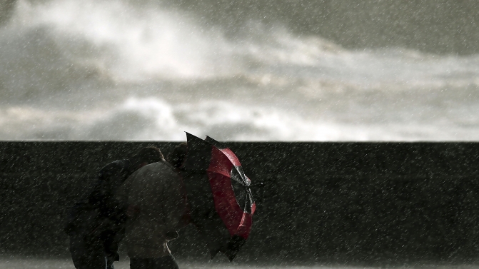 Onze distritos de Portugal continental vão estar hoje e quinta-feira sob 'Aviso Amarelo', o terceiro mais grave de uma escala de quatro, devido à previsão de períodos de chuva e vento forte, informou o Instituto Português do Mar e da Atmosfera (IPMA). São eles os distritos de Viana do Castelo, Porto, Braga, Aveiro, Vila Real, Viseu, Bragança, Guarda, Coimbra, Leiria e Castelo Branco. O alerta diz respeito ao período entre as 21h00 de hoje e as 09h00 de quinta-feira devido à previsão de vento forte com rajadas da ordem dos 70 quilómetros por hora, sendo de 95 quilómetros por hora nas terras altas. Estão ainda previstos períodos de chuva que poderá ser por vezes forte. O 'Aviso Amarelo' emitido para a previsão de chuva vai estar em vigor entre as 03h00 e as 12h00 de quinta-feira (Foto: ESTELA SILVA / LUSA)