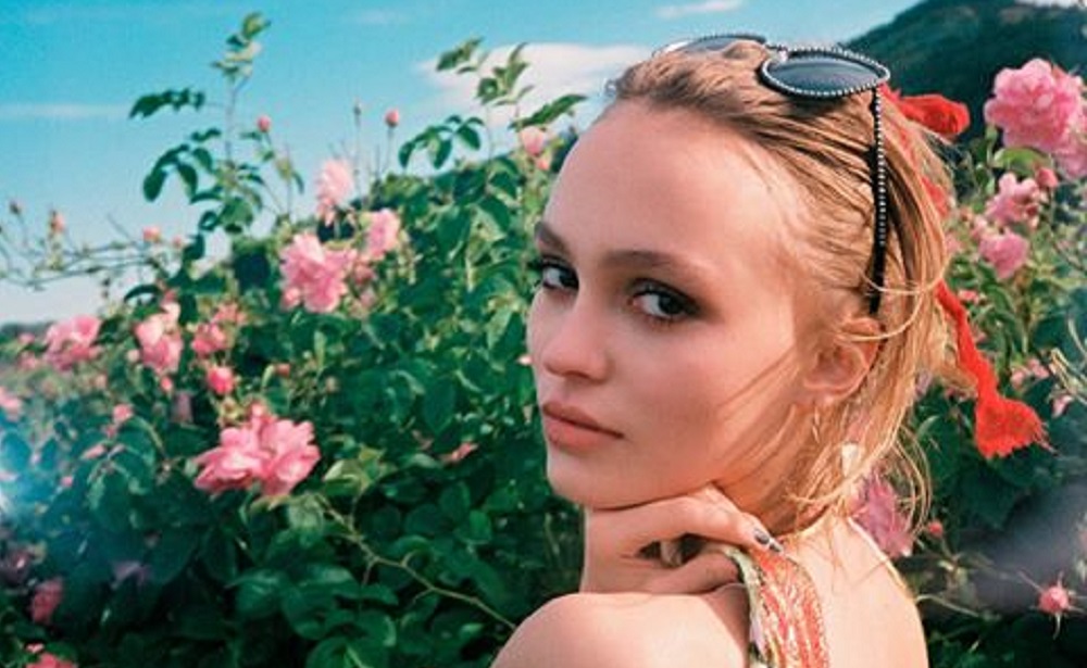 Lily-Rose Depp protagoniza a campanha do novo perfume Chanel Nº5