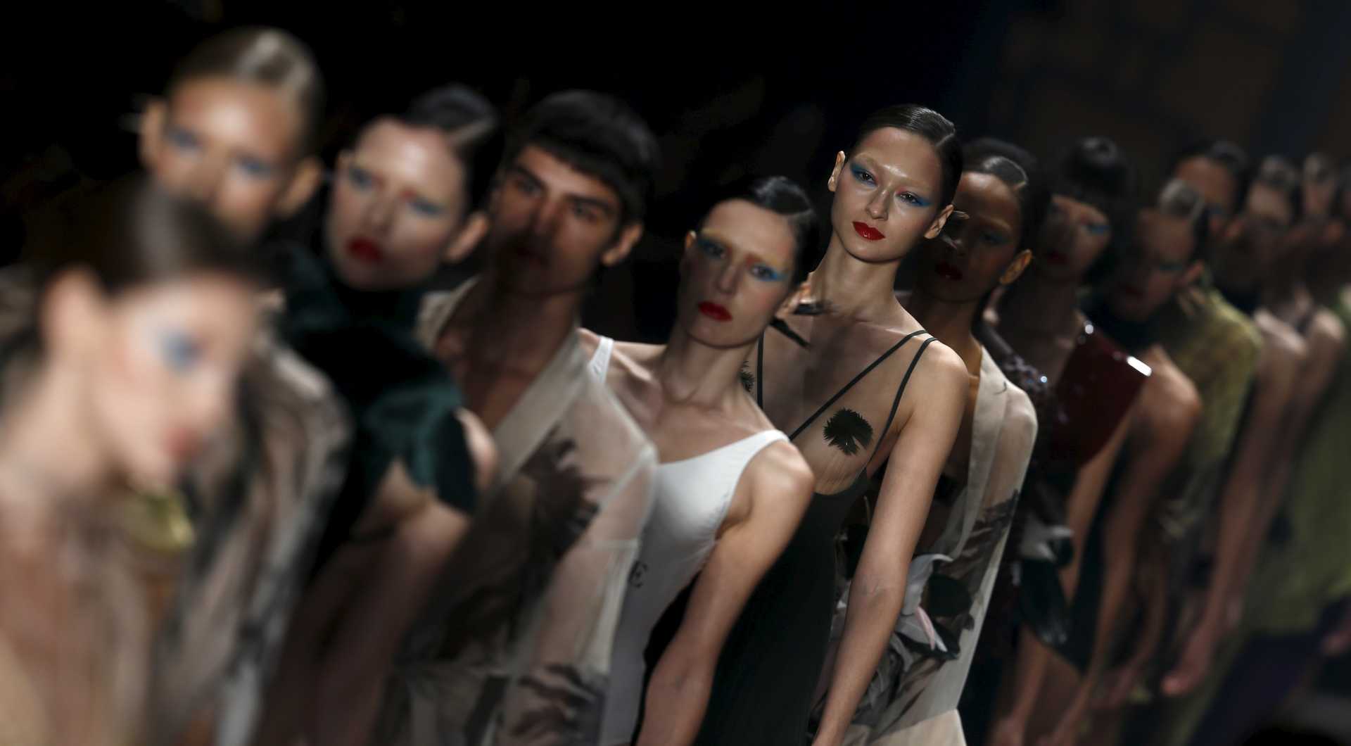 A São Paulo Fashion Week é um marco no calendário das semanas de moda mundiais. Dos trópicos chegou roupa exótica que se fundiu com maquilhagens vibrantes.