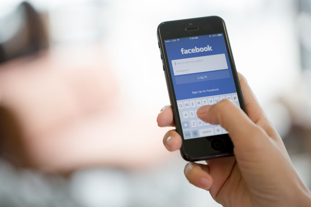 Veja quanto tempo gasta no Facebook por dia (Foto: Ronnachai Palas / Shutterstock)