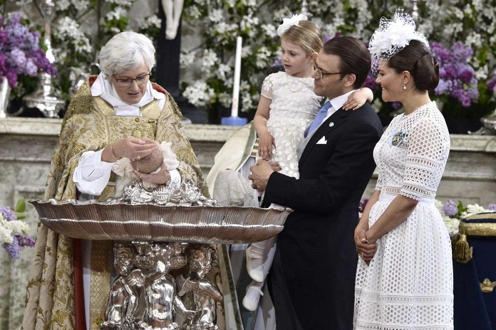A arquiepiscopisa Antje Jackelen com os príncipes herdeiros, Victoria e Daniel e a filha destes, Estelle