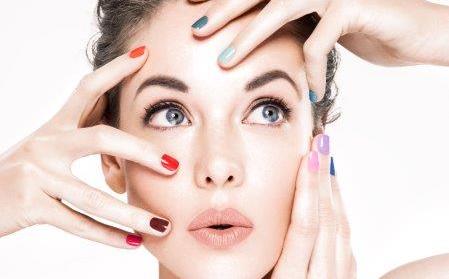 As perfumarias Douglas lançaram o ano passado a sua primeira linha de maquilhagem. Para comemorar o primeiro aniversário deste lançamento a Douglas criou 149 vernizes de cores diferentes e tipos diferentes.