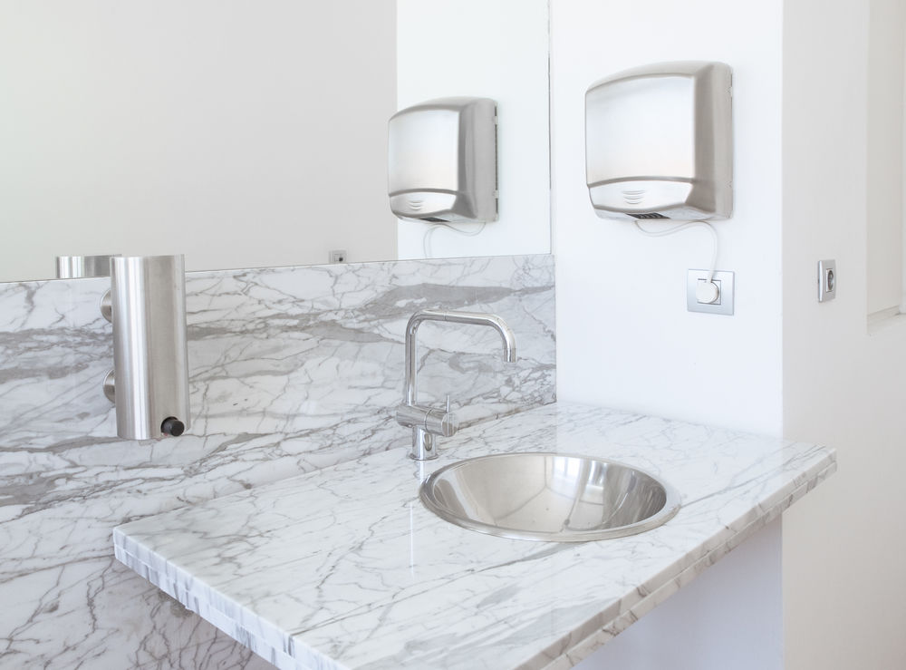 Secador de mãos é pior que toalhas de papel