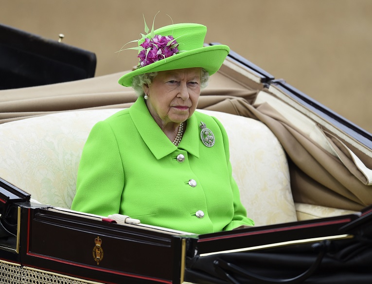 Visual escolhido por Isabel II no dia 12 de junho