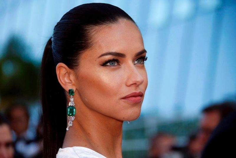 Adriana Lima tem 35 anos