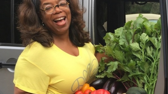 Oprah gosta de colher legumes da sua horta