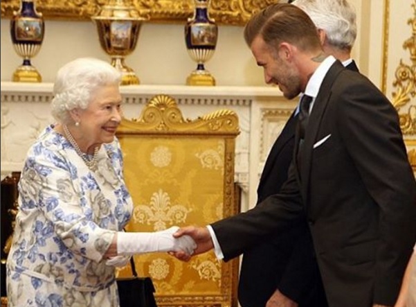A Rainha a cumprimentar David Beckham