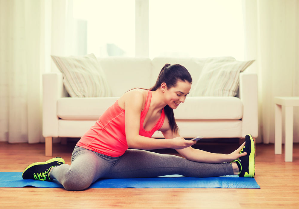 São várias as contas de instagram que têm alguns vídeos com sequências de exercícios que pode fazer em casa, na nossa galeria dizemos-lhe quais são as contas que deve começar a seguir.