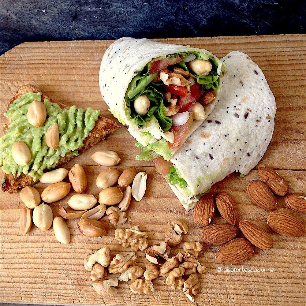 Wrap com guacamole, alface e frutos secos
