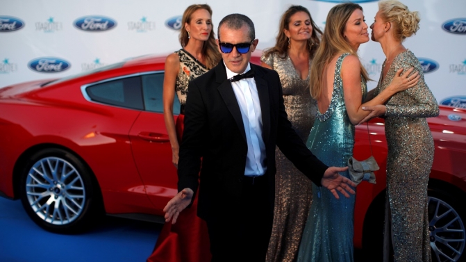 O ator e realizador espanhol foi um dos anfitriões do evento, para o qual contou com a companhia da namorada, Nicole Kimpel