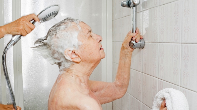 Chiara Micheletti ajuda a mãe Marisa Vesco a tomar duche em Cassato, Itália (7 de junho de 2015). Marisa sofria de um cancro incurável no fígado e nos últimos meses de vida ela já não conseguia tomar banho sozinha. A filha pôde acarinhá-la no final da sua vida (Foto: REUTERS/Gaia Squarci)