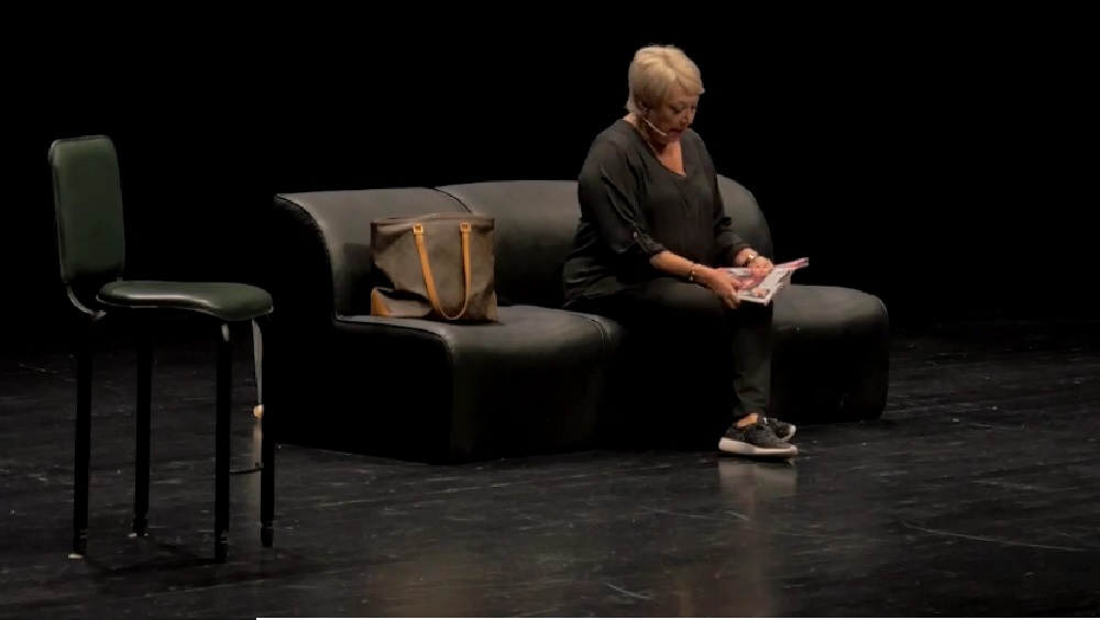 Ana Bola no promoção à peça 'Sem Filtro' que ajudará os bombeiros portugueses