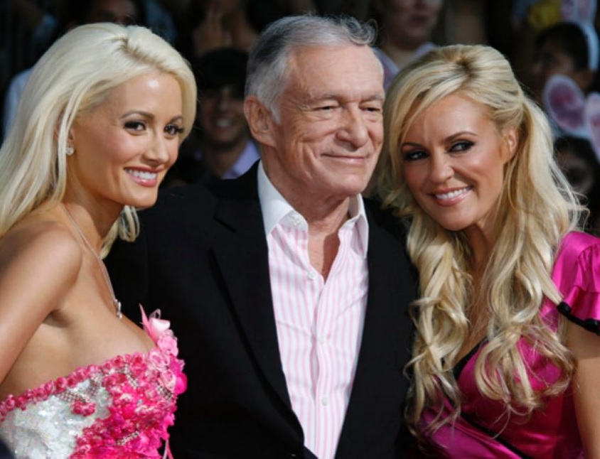 Hugh Hefner ao lado de duas modelos da Playboy