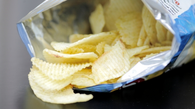 Snacks como batatas fritas de pacote contêm alto teor de sal.