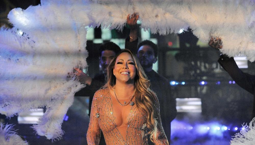 Desfeito o noivado com James Packer, Mariah Carey queima vestido de noiva