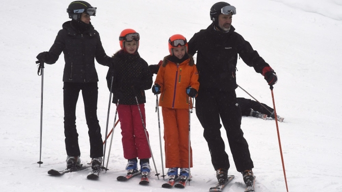 Spain’s royal family skies in Astun
