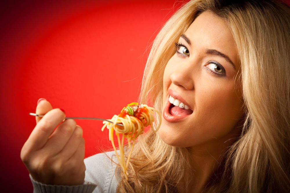 mulher comer massa