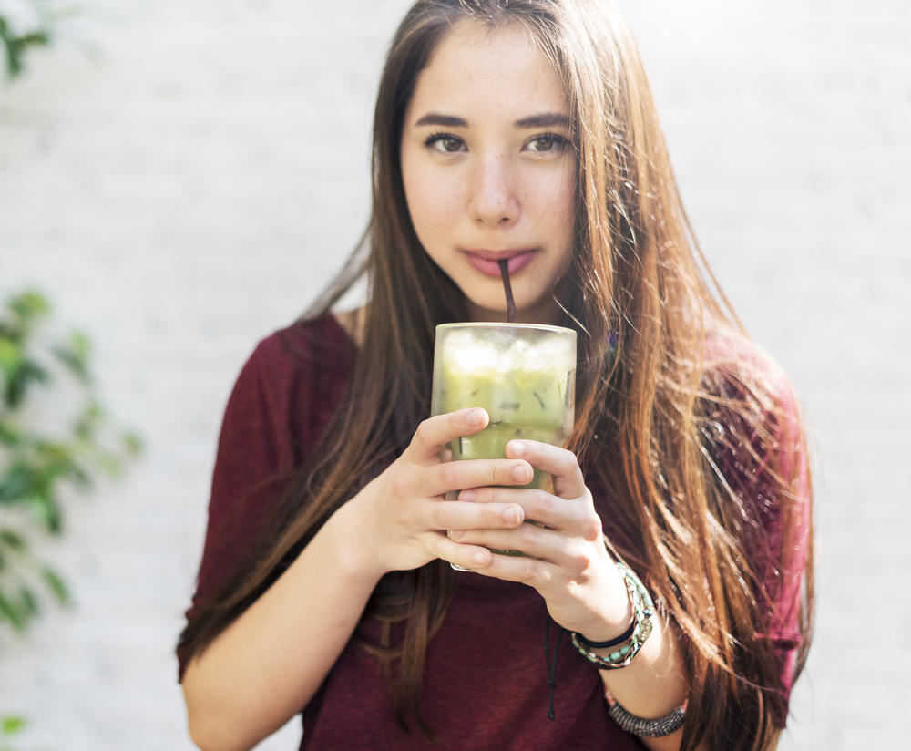 Mulher beber chá matcha