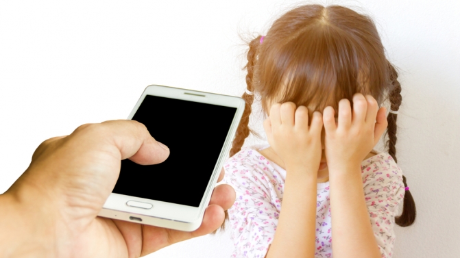 criança birra smartphone