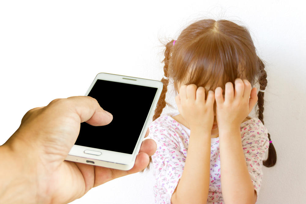 criança birra smartphone