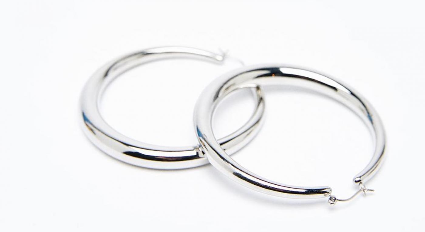 Brincos de argolas grandes, Bershka, €4,99