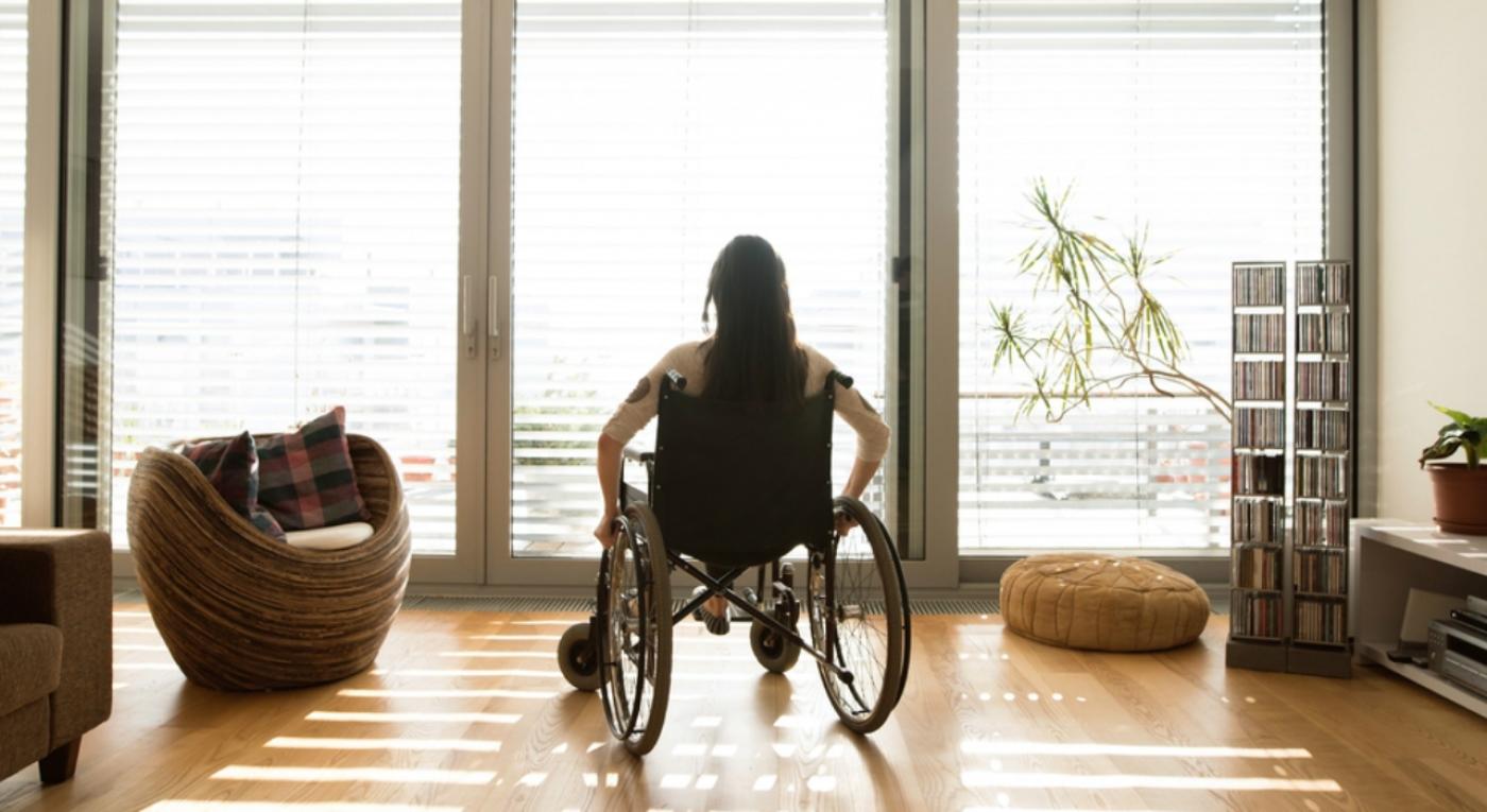 mulher_cadeira de rodas_ shuttertsock