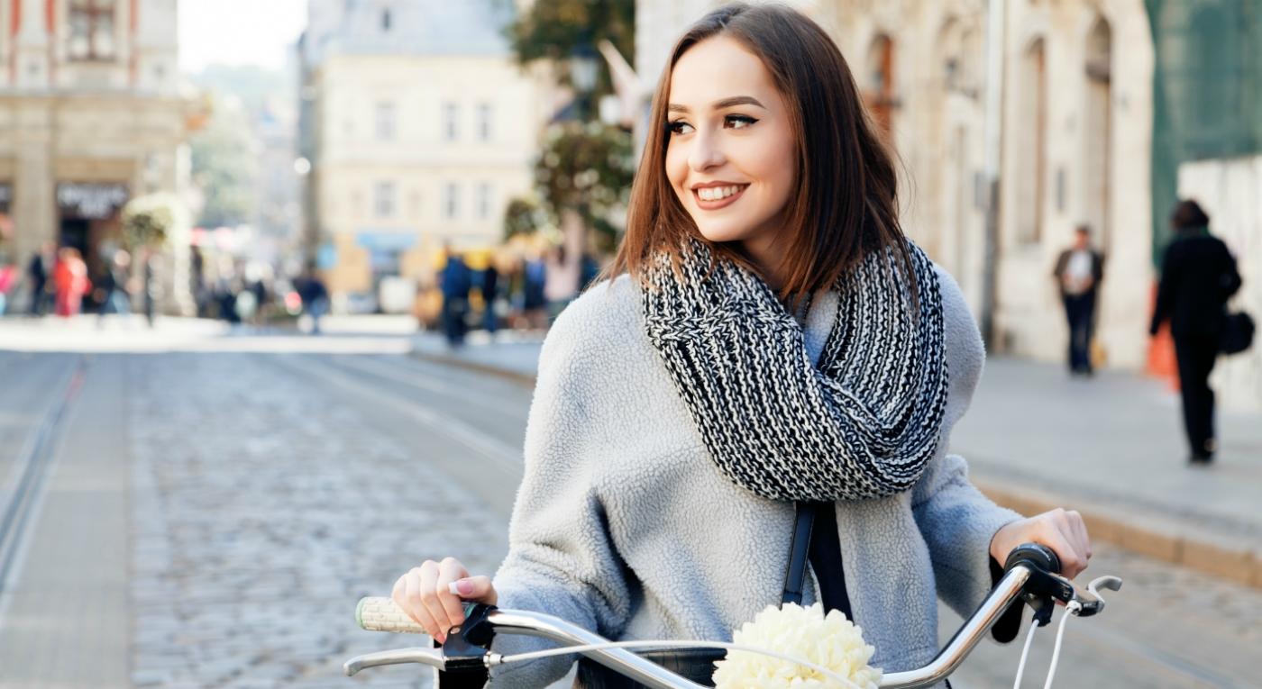 shutterstock_329901242_mulherbicicleta