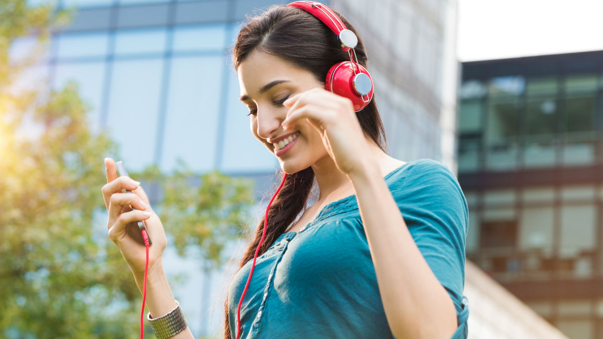 Mulher a ouvir musica