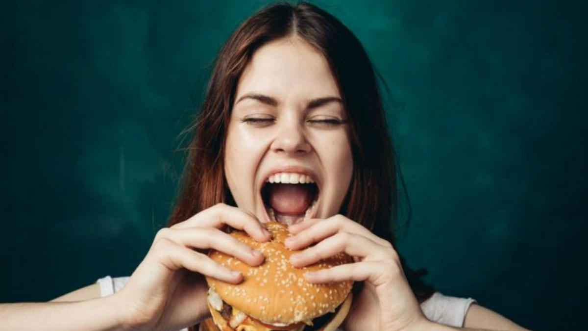 2-Mulher-comer-1-845x563+++