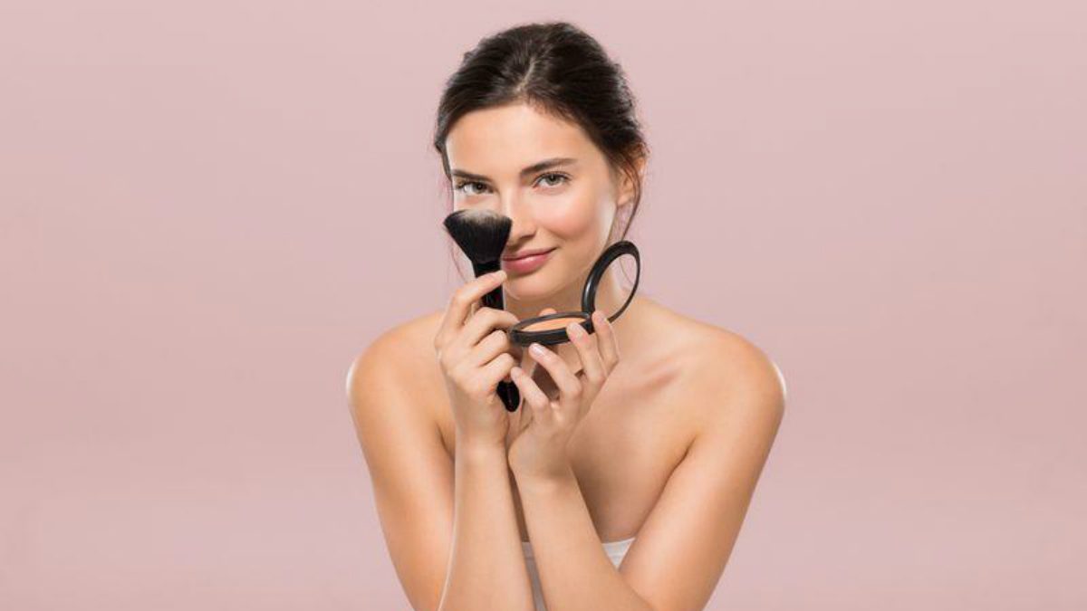 shutterstock_mulher_maquilhagem